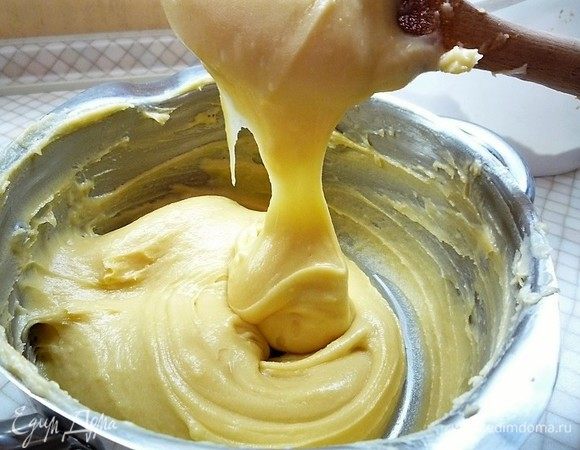 Готовое тесто должно быть однородным и медленно сползать с ложки тяжелой лентой.