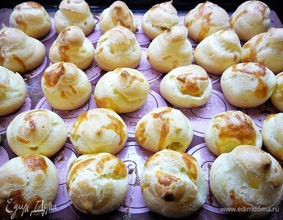 Выпекаем профитроли в заранее разогретой духовке при температуре 190°С 20 минут, затем огонь убавляем до температуры 160°С и досушиваем 10-15 минут.