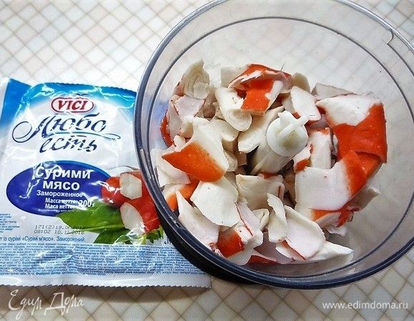 Для мусса крабовое мясо измельчаем в блендере.