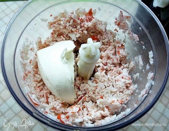 Добавляем сливочный сыр и еще раз перебиваем в блендере.