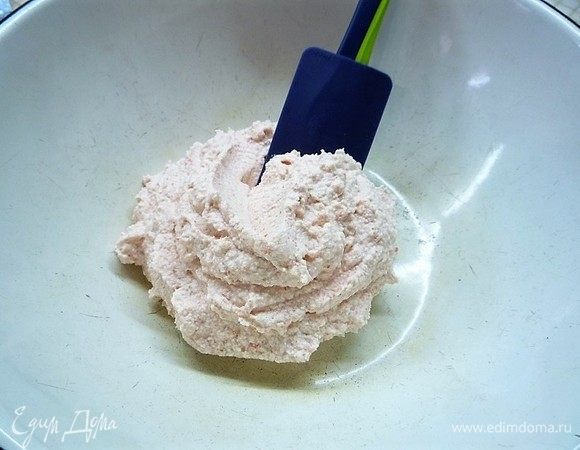 Перекладываем взбитое крабовое мясо с сыром в большую чашку.