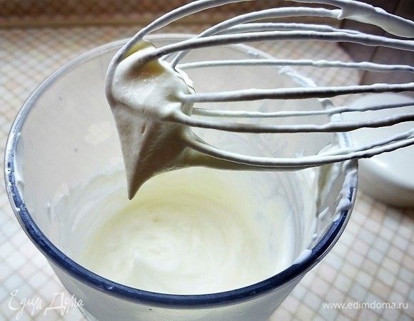 Охлажденные сливки взбиваем до мягких пиков.
