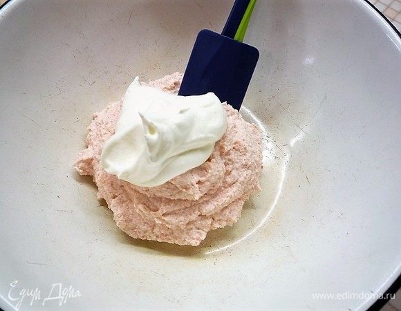 Добавляем взбитые сливки частями к крабовой массе.