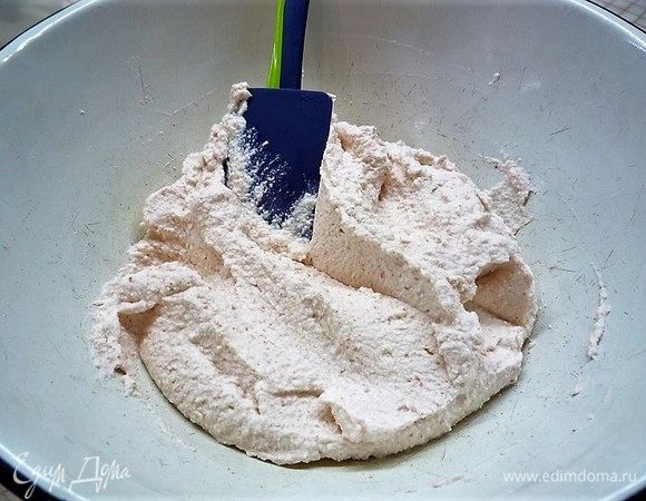 Перчим по вкусу и перемешиваем.