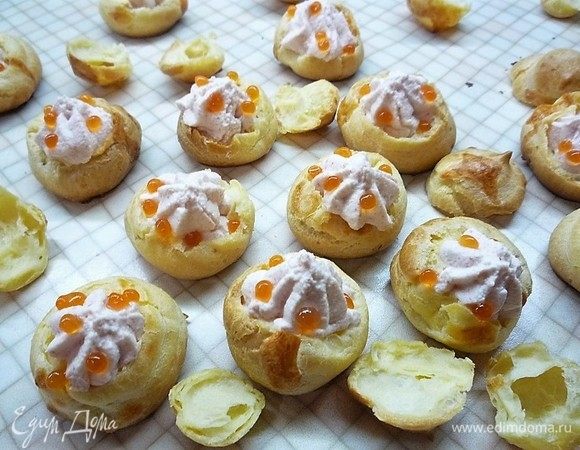 У профитролей срезаем крышечки и с помощью кондитерского мешка наполняем их муссом. Украшаем красной икрой.