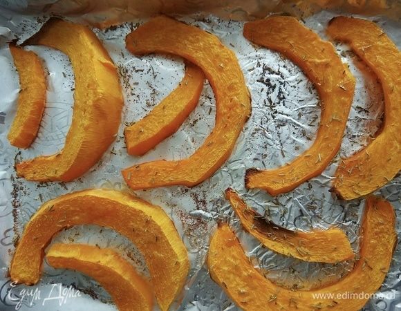 Тыкву нарезать кусочками 2х2 см, сбрызнуть оливковым маслом, посыпать смесью итальянских трав и запечь в духовке (200°С) до готовности, 20-25 минут. Можно запечь тыкву крупными кусками, а потом порезать.
Готовую тыкву остудить.