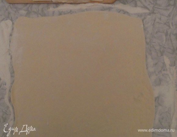 Тесто равномерно раскатываем во все стороны по форме листа.