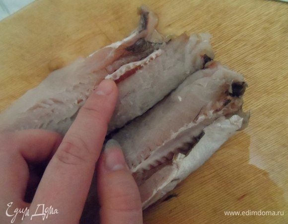 Делим рыбу на филе. Очень важный момент в том, что у хека возле головы трехгранный хребет. И эту грань нужно вытащить из филе. Промываем, проверяем еще раз на наличие косточек и нарезаем кусочками.