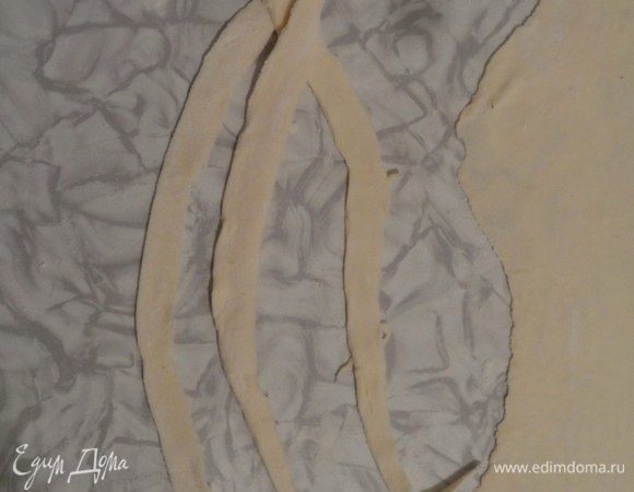 Второй пласт теста раскатываем немного длиннее, чтобы сделать 6 полосок для косичек. Из полосок плетем одинаковые по длине косички. Из обрезков косичек можно сделать розочки.