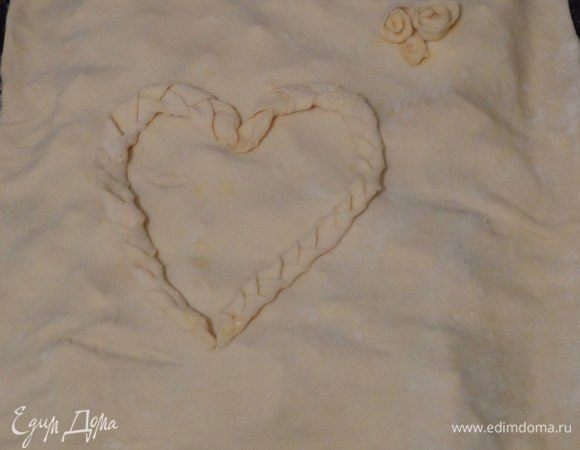 Яйцо перемешиваем с небольшим количеством воды (льезон). Промазываем края нижнего пласта льезоном как клеем. Укладываем верхний пласт. Прижимаем вилкой.  Декорируем косичками, розочками.