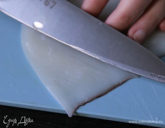 Очистить кальмары ТМ «Магуро». Затем сделать на тушках диагональные надрезы.