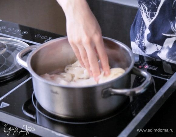 В кастрюлю положить имбирь и кальмары, накрыть крышкой и тушить 10 минут на среднем огне. Кастрюля сухая, никакой воды/масло не добавляем. Имбиря нужно где-то 5-7 см.