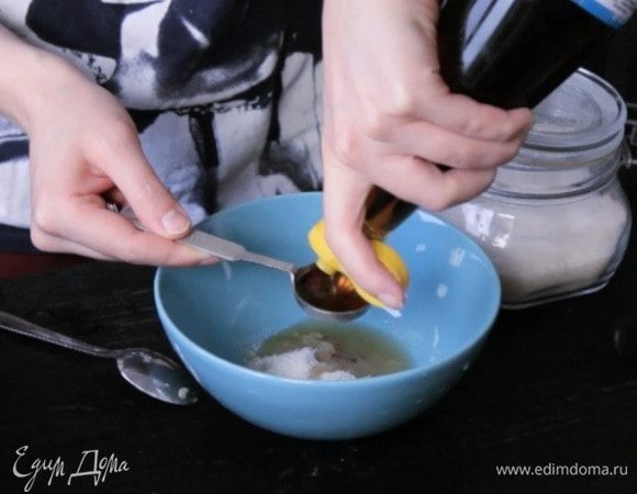 Смешать все ингредиенты для заправки.