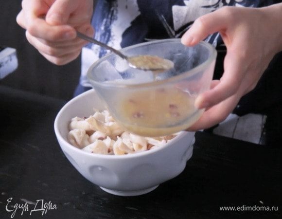 Вынуть кальмары и заправить половиной заправки, оставить мариноваться минут 5.