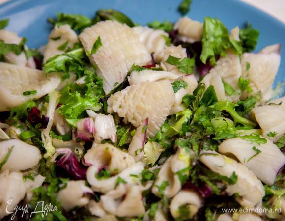 Добавить оставшуюся заправку. Для подачи можно использовать еще свежий красный перец чили.