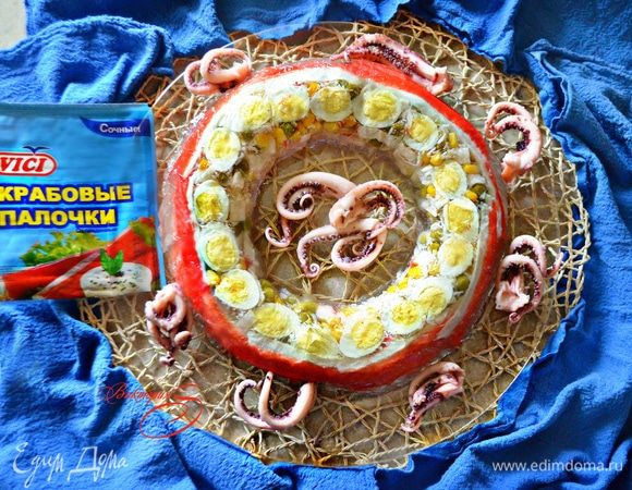 Застывшую закуску выложить на блюдо, снять пленку и подавать к столу. Если возникнут трудности при вынимании закуски из формы, то аккуратно опустите ее на 1 минуту в горячую воду.