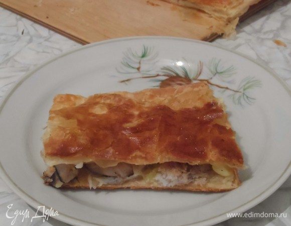 Нарезаем на кусочки. Подаем горячим. Тесто получается тонкое и вкусное.