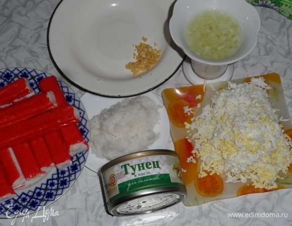 Представленные ингредиенты рассчитаны на 2 вида рулетиков. Легкие и острые.
Рис отварить в подсоленой воде. Яйца отварить, натереть на мелкой терке. Лук нарезать кубиком и замочить в теплой воде, чтобы он отдал горечь. Чеснок натереть на мелкой терке или лучше очень мелко порезать. С тунца слить жидкость и размять рыбу.
