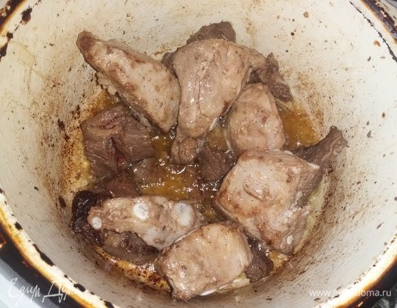 Сперва надо мясо все обжарить до золотистой корочки. Добавить томатную пасту, затем залить теплой водой и потушить примерно 20–30 минут.