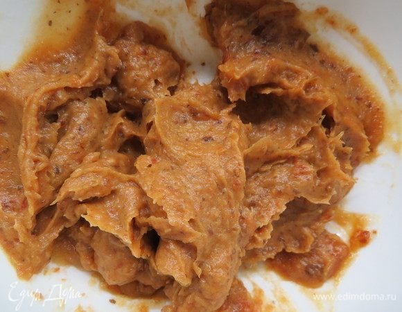 Готовим бисквит. Сухофрукты (курагу и финики) предварительно замочить в горячей воде на 3–4 часа (можно на ночь).
Затем финики очищаем от шкурки, извлекаем косточки и измельчаем погружным блендером до состояния пюре. 