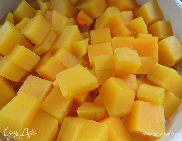 Нарезанную кусочками тыкву помещаем в пароварку и готовим на пару до мягкости (у меня уходит на это 15–20 минут). Как вариант, кусочки тыквы можно запечь в фольге до мягкости (минут 20–25).