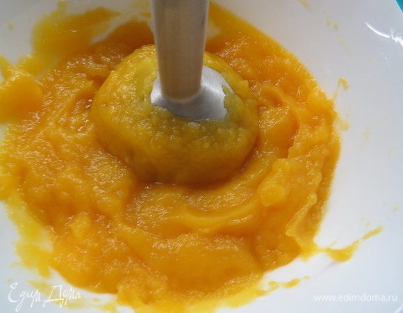Измельчаем тыкву блендером. 