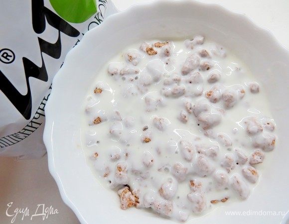 Пшеничные отруби «Лито» немного измельчить и залить кефиром до набухания. 