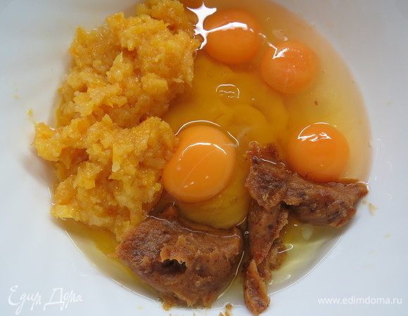 В тыквенное пюре добавляем яйца, пюре фиников, пюре кураги и тщательно взбиваем миксером до однородности. 