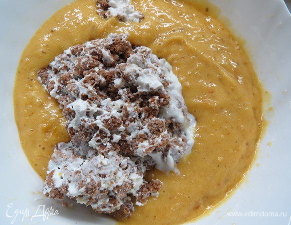 Добавляем кефир с набухшими и размякшими отрубями, также тщательно взбиваем. 