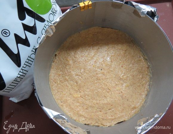 Тесто разделить на три равных части (я обычно делю по весу, так надежнее всего). Каждый корж выпекается отдельно. Не рекомендую печь все сразу, потому что есть большой риск, что коржи как следует не пропекутся. Форму для выпечки (у меня диаметром 16 см) смазать сливочным или кокосовым маслом, присыпать мукой, вылить тесто.
Выпекаем каждый корж в заранее разогретой до 180°С духовке в течение 35–40 минут (важно ориентироваться на свою духовку). Готовность проверяем зубочисткой (должна выйти сухой). Поочередно выпекаем все три коржа. 