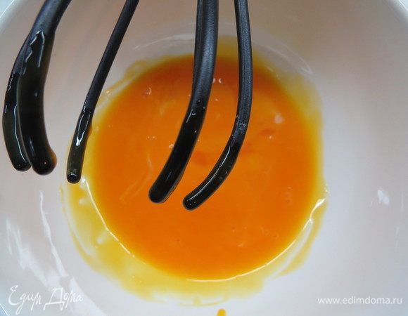 Готовим творожный крем. Финики и курагу также предварительно замочить согласно шагам 1–2 (я замачивала сразу количество и на коржи, и на крем). Измельчить в пюре. 
Приступаем к приготовлению заварной основы. Отделяем желтки от белков. Желтки слегка взбиваем до однородности.
