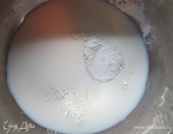 Растворяем в молоке крахмал, выливаем в сотейник и доводим до кипения, постоянно помешивая.