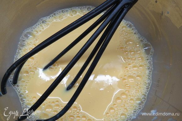 Тонкой струйкой вливаем горячее молоко с крахмалом в желтки и тщательно перемешиваем.