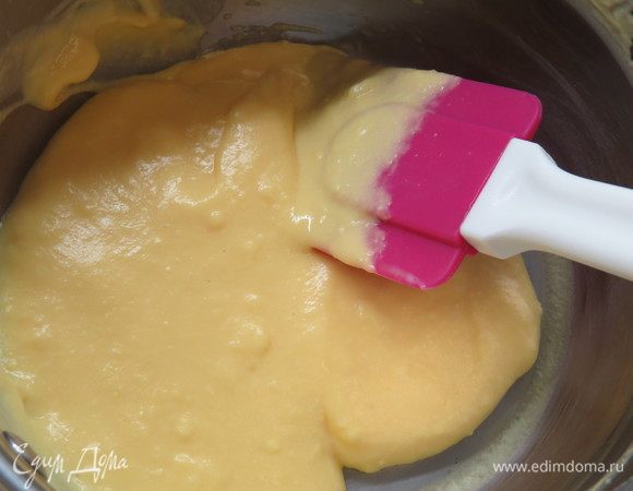 Молочно-желтковую массу переливаем в сотейник и на маленьком огне, постоянно помешивая, доводим до температуры 80°С (легкого загустения). Полученную массу протереть через мелкое сито во избежание комков. 