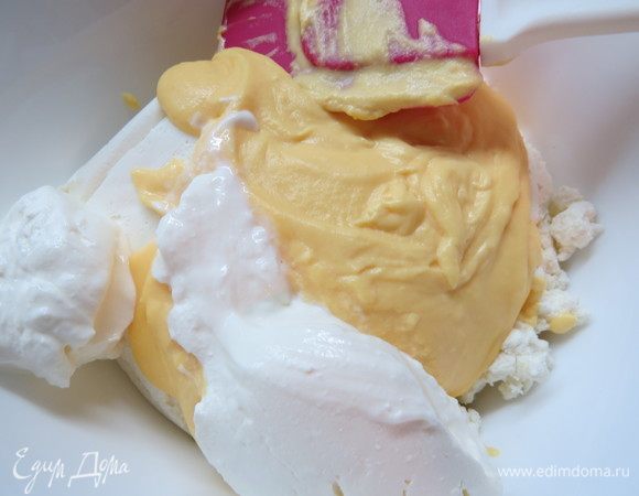 Творог размять вилкой (удобнее брать в брекетах, в них творог однородный, но можно взять обычный и протереть через сито/пробить блендером). Добавляем в творог заварной крем и сметану. Взбиваем до однородности. 