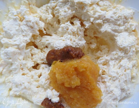 Добавляем пюре из сухофруктов и еще раз взбиваем до однородности. Наш крем готов.