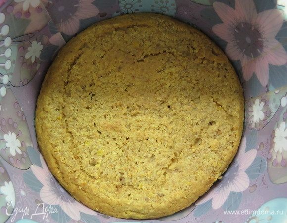 На дно кольца выкладываем бисквит, пропитываем его яблочным соком без сахара. 