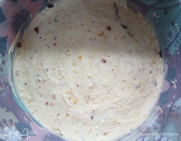 На корж выкладываем 1/3 творожного крема. Далее повторяем процедуру: опять выкладываем корж, сверху — вторая треть крема, накрываем последним коржом. 