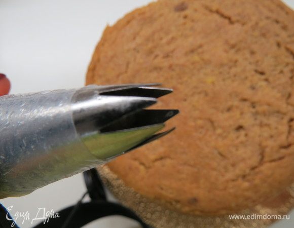 Оставшимся творожным кремом украшаем наш тортик. Я использовала для этого насадку Wilton 1M.