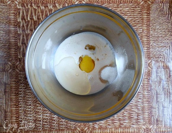 В большой миске венчиком смешать яйцо, ряженку, масло, сахар и лимонный сок.