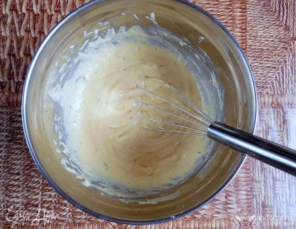 Добавить сухую смесь к влажной и размешать венчиком до однородности.