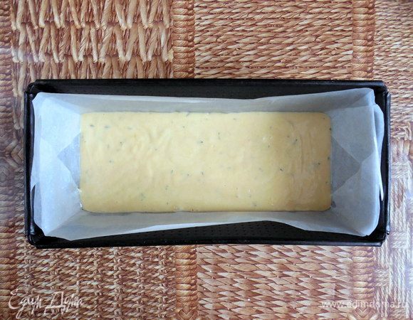 Вылить тесто в подготовленную форму. Запекать 25–30 мин. до сухой шпажки. Готовый хлеб вместе с бумагой достать из формы и дать полностью остыть на решетке. 