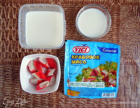 Пока хлеб выпекается, приготовим крабовое маршмеллоу. Желатин залить водой (если порошковый, то в соотношении 1:5) и оставить для набухания. Молоко разделить на 2 части —
 200 г и 50 г. 