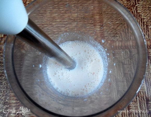 200 г молока и крабовое мясо Vici взбить погружным блендером до максимально однородной консистенции. Приправить солью по вкусу. Убрать в морозильную камеру до образования по краям тонкой ледяной корочки (примерно 20 минут). Силиконовую форму для хлеба (17х8 см) смазать растительным маслом и поместить на разделочную доску.