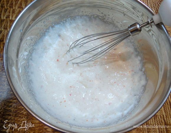 Перелить желатин с молоком в большую миску. Начать взбивать смесь на средней скорости, быстро вливая холодную крабово-молочную смесь. Взбивать на высокой скорости 3–5 минут, пока масса не начнет стабилизироваться и не станет пышной. 