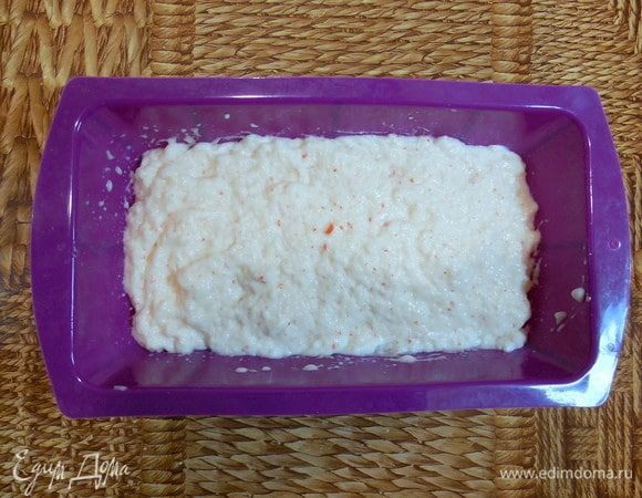 Переложить смесь в подготовленную форму и убрать в холодильник для стабилизации (минимум на 1 ч). 