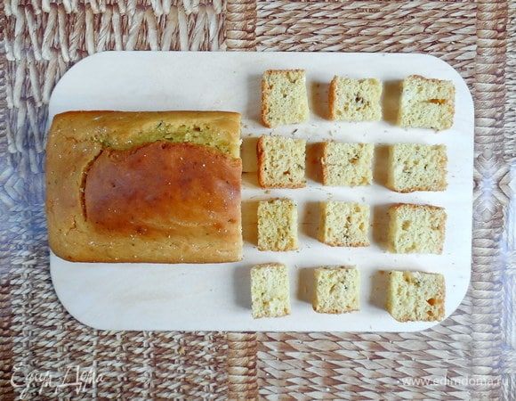 С остывшего хлеба срезать «шапочку» и нарезать поперек на полоски шириной примерно 3 см. Каждую полоску горизонтально разрезать пополам, а затем поперек на 3 части. Таким образом, должны получиться квадратики примерно 3х3х1,5 см.