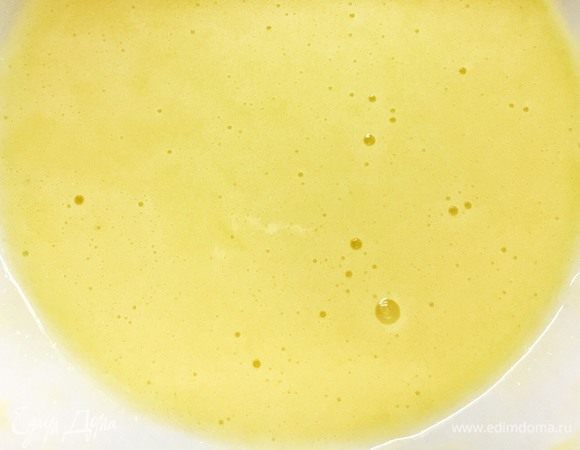 Савоярди.
Отделите белки от желтков. Три желтка не понадобятся совсем для этого рецепта. Оставшиеся два смешайте с сахарозаменителем и взбейте до пены.
