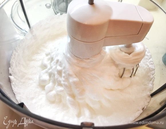 Белки подсолите и взбейте до состояния крутой пены.
