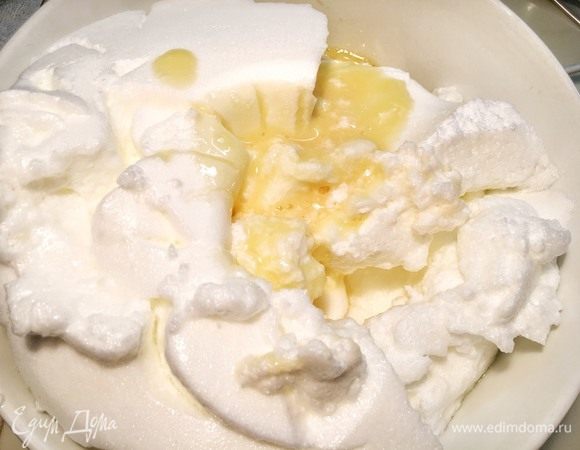 Добавьте желтки к белкам. Перемешайте аккуратными движениями снизу вверх. Желательно, лопаткой, но подойдет и ложка.
